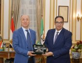 رئيس جامعة القاهرة يستقبل وفد المؤسسة الوطنية الصينية للعلوم الطبيعية