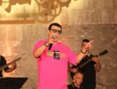 إيهاب توفيق يستعيد ذكريات التسعينات في مهرجان القلعة