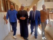 رئيس الإدارة المركزية لشؤون التعليم، يتابع امتحانات الدور الثاني للشهادة الثانوية الأزهرية بالفيوم.