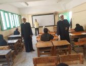 رئيس الإدارة المركزية لشؤون التعليم، يتابع امتحانات الدور الثاني للشهادة الثانوية الأزهرية بالقاهرة.