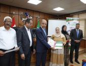 محافظ المنيا يسلم مساعدات مالية لخمس عرائس من الأسر الأكثر احتياجًا