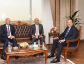 وزير قطاع الأعمال العام يبحث مع وزيري التعليم والعمل عددا من الملفات المشتركة