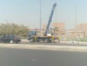 الجهاز التنفيذى بحى شرق يستمر في أعمال تحسين الخدمات ويستمر بأعمال اعاده تهيئه اعمده الاناره لكوبرى السواح ( ٤.٥ )