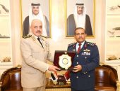 الفريق / أحمد خليفة رئيس أركان حرب القوات المسلحة يعود إلى أرض الوطن عقب إنتهاء زيارته الرسمية إلى دولة قطر ..