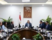 رئيس الوزراء يتابع إجراءات صرف تعويضات المتضررين من المحاور المرورية