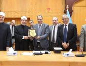 مجلس جامعة الازهر يُكرّم الأستاذ الدكتور خالد عرفان عميد كلية التربية السابق؛ لجهوده في النهوض والارتقاء بكلية التربية.