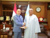 محافظ كفر الشيخ يُسلّم 6 عقود تقنين أراضي أملاك الدولة للمستفيدين من المواطنين لتصل عقود التقنين إلى 1097 عقدًا