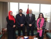 وزير العمل يستقبل شابًا صاحب تجربة رائدة في “المشروعات الصغيرة”.