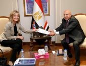 نائب رئيس مجلس الوزراء للتنمية الصناعية وزير  الصناعة والنقل يبحث مع سفيرة النرويج بالقاهرة تعزيز الاستثمارات النرويجية بالسوق المصري في مجالات الطاقة الجديدة والمتجددة والنظيفة ومكونات إنتاجها