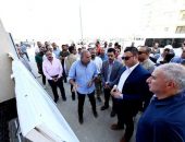 وزير الإسكان يتفقد سير العمل بوحدات المبادرة الرئاسية “سكن لكل المصريين”.. وأعمال ترفيق الأراضي المضافة بمدينة العبور الجديدة