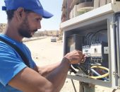 صيانة كابلات الكهرباء المغذية لأعمدة الإنارة بمنطقة عمارات الإسكان الاجتماعى بالقصير
