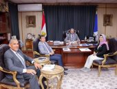 محافظ دمياط يجرى مقابلات شخصية للمتقدمين لشغل وظائف رؤساء وحدات محلية ونواب طبقًا للشروط المحددة