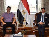 وزير الشباب والرياضة يلتقي البطل الأولمبي محمد السيد لبحث برامج التأهيل والإعداد للمرحلة القادمة