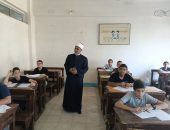 رئيس الإدارة المركزية لشؤون التعليم بقطاع المعاهد الأزهرية يتفقد امتحانات العائدين من الخارج