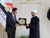 وزير الأوقاف ومساعد رئيس مجلس الوزراء ورئيس مركز المعلومات ودعم اتخاذ القرار يناقشان سبل التعاون المشترك