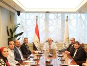 وزير التعليم العالي يجتمع بفريق عمل مؤسسة شباب القادة