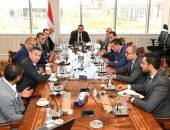 وزير الإسكان يتابع مع مسئولى الشركة السعودية المصرية للتعمير معدلات تسويق بعض مشروعات هيئة المجتمعات العمرانية الجديدة