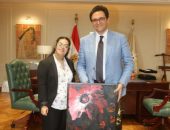 وزير الثقافة يستقبل الفنانة التشكيلية “مريم وجيه” لعرض أعمالها بمقر الوزارة بالعاصمة الإدارية