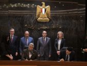 رئيس الوزراء يشهد توقيع اتفاقيات لإنتاج الكهرباء من الطاقات المتجددة (شمسي و رياح) وتخزينها