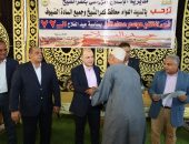 محافظ كفرالشيخ: تسليم 20 عقد تقنين للمنتفعين من الإصلاح الزراعي و20 آله زراعية علي المزارعين