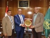 محافظ القليوبية ونائب رئيس جامعة الأزهر يناقشان تعزيز التعاون لتوفير بيئة جامعية آمنة للطالبات