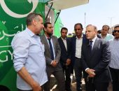 محافظ كفر الشيخ يتفقد سيارة البريد المتنقلة المجهزة بأحدث الوسائل التكنولوجية
