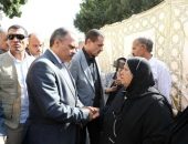 محافظ الشرقية يؤدي واجب العزاء والمواساة لأسر ضحايا حادث اصطدام قطارين أمام بلوك 5 بمدينة الزقازيق ويقدم إعانات مالية عاجلة لأسرهم