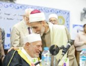 إقبالٌ كبيرٌ على المجلسِ الحديثيِّ لقراءةِ كتاب (بداية السول في تفضيل الرسول) للإمام العز بن عبد السلام بكليةِ أصول الدين بالقاهرة ومنح الإجازة بالسند المتصل للحاضرين