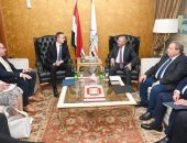 نائب رئيس مجلس الوزراء للتنمية الصناعية وزير الصناعة والنقل يبحث مع وزير الخارجية والتجارة المجري سبل التعاون المشترك في مجالي الصناعة والنقل