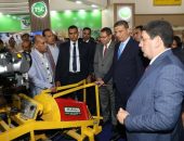 وزير الزراعة خلال تفقده لمعرض صحاري يؤكد على إهتمام الدولة بتوطين تكنولوجيا الزراعة وتصنيع الالات والمعدات في مصر