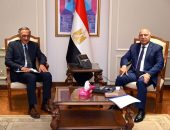 نائب رئيس مجلس الوزراء للتنمية الصناعية وزير الصناعة والنقل يبحث مع وفد غرفة التجارة الأمريكية بالقاهرة سبل زيادة الاستثمارات الأمريكية بالسوق المصري في مجالي الصناعة والنقل
