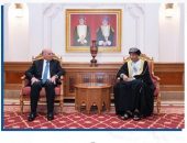 نائب رئيس مجلس الوزراء ووزير الخارجية يبحث تعزيز التعاون الثنائي مع نائب رئيس الوزراء لشؤون مجلس الوزراء العُماني