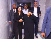 وزيرة التضامن تعزي والدة ضحايا قطار الزقازيق وترافقها لإنهاء إجراءات تصاريح دفن الضحايا