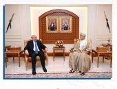نائب رئيس الوزراء وزير الخارجية يلتقي نائب رئيس الوزراء العماني لشؤون الدفاع ويبحث تعزيز التعاون العسكري والأمني