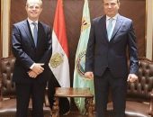 وزير الزراعة يبحث مع سفير بريطانيا في القاهرة في مجال البحث العلمي وتبادل السلع الزراعية ودعم منظومة الأمن الغذائي المستدام