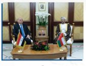 نائب رئيس مجلس الوزراء ووزير الخارجية يبحث تعزيز التعاون مع نظيره العماني في مسقط