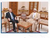 نائب رئيس مجلس الوزراء ووزير الخارجية يلتقي وزير المكتب السلطاني العماني