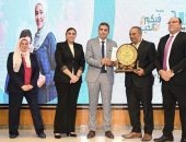 مساعدات مالية وأدوات مدرسية لعدد من الأسر الأولى بالرعاية والأكثر احتياجا ضمن برنامج “تكافل وكرامة”