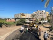 محافظ دمياط يتابع أعمال الرصف بالأسفلت بالطريق الجديد بالسرو ضمن خطة رد الشىء لأصله
