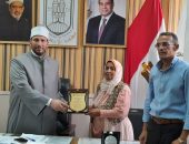 رئيس منطقة الإسكندرية الأزهرية يكرم الأستاذة إكرام حامد موجه أول التربية الاجتماعية بعد مسيرة عطاء في العمل