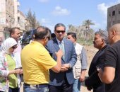 محافظ دمياط يتابع ميدانيًا مستجدات الموقف التنفيذى بمشروع تغطية وازدواج طريق عزبة البرج