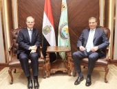 وزير الزراعة يبحث مع سفير بريطانيا في القاهرة في مجال البحث العلمي وتبادل السلع الزراعية ودعم منظومة الأمن الغذائي المستدام