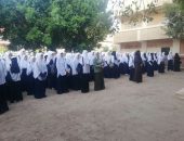 من محافظة الأقصر بصعيد مصر  طالبات المعاهد الأزهرية يصطففن في طابور الصباح في أول أيام العام الدراسي الحديد 