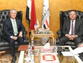 نائب رئيس مجلس الوزراء للتنمية الصناعية وزير الصناعة والنقل يبحث مع سفير كوريا الجنوبية بالقاهرة سبل تعزيز التعاون بين البلدين في مجالي الصناعة والنقل وزيادة الاستثمارات الكورية في السوق المصري وتوطين عدد من الصناعات بمصر