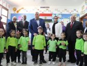 محافظ الوادي الجديد يطمئن على انتظام العملية التعليمية بعدد من مدارس الخارجة