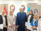 مجلس جامعة الأزهر يكرم المشاركات في برنامج صناعة القيادات النسائية المشرقة ويشكر مستشارة شيخ الأزهر لجهودها في إعداده وتنفيذه