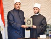 وزير الأوقاف يهدي المصحف الشريف ودرع وزارة الأوقاف للدكتور نوح عبد الحليم العيسوي تقديرًا لإخلاصه وتفانيه ودعما له في مهمته الجديدة مديرا لمديرية أوقاف الغربية