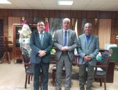 كلية الحقوق بجامعة أسيوط تفتح أبوابها لأكبر طالب جامعي بعمر 62 عامًا