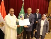 محافظ المنيا يسلم 105 عقود تقنين، ويؤكد: لا تراجع عن سحب الأراضي من المتقاعسين