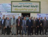 نائب رئيس جامعة الأزهر يشارك الطلاب القدامى والجدد تحية العلم”